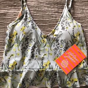NWT Kortni Jeane scoop size small wildflower top